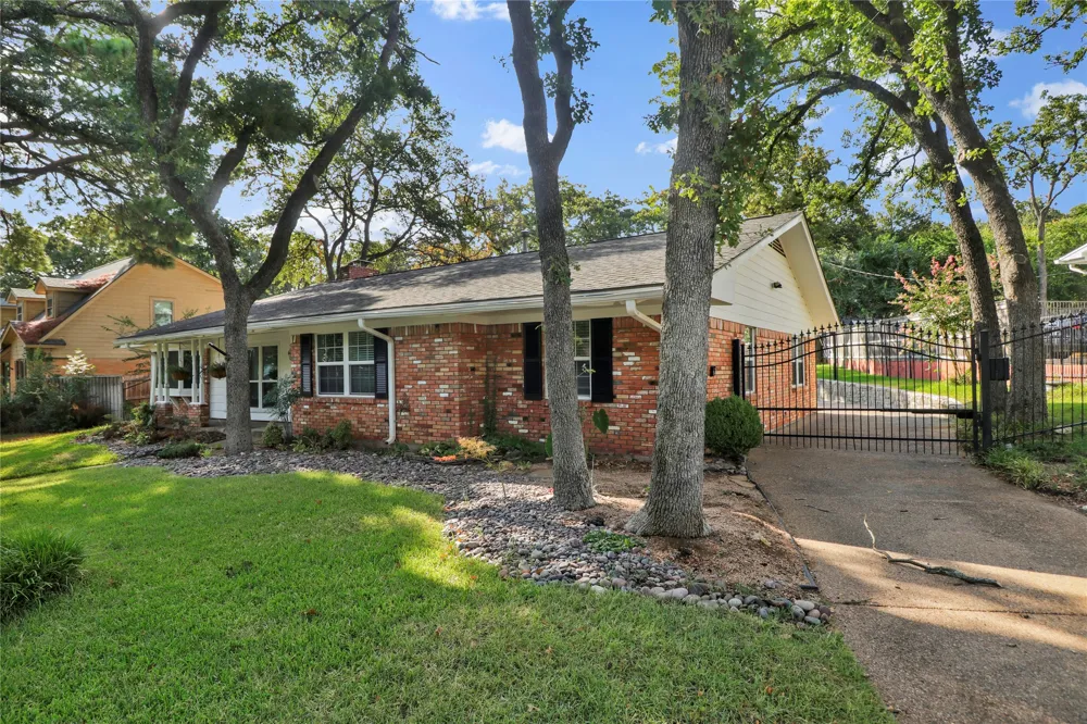2706 Oak Cliff Lane Arlington, TX 76012
