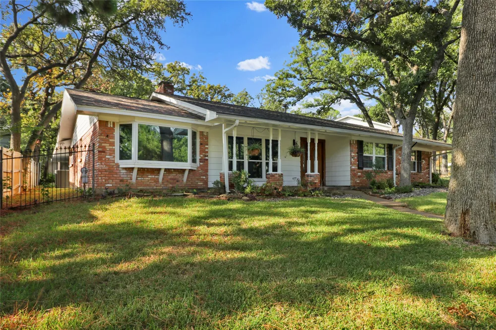 2706 Oak Cliff Lane Arlington, TX 76012