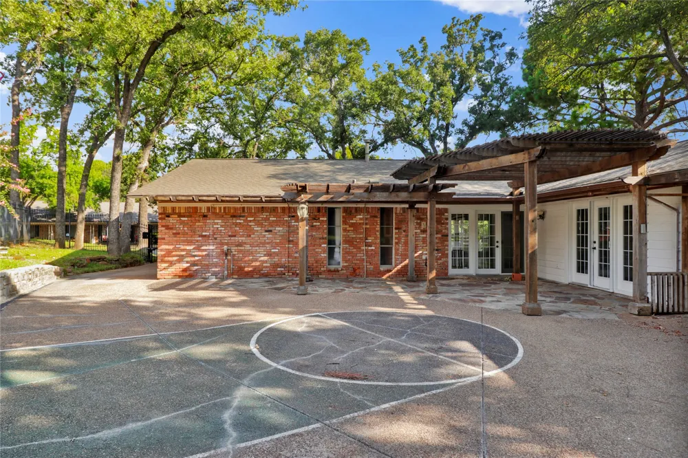 2706 Oak Cliff Lane Arlington, TX 76012