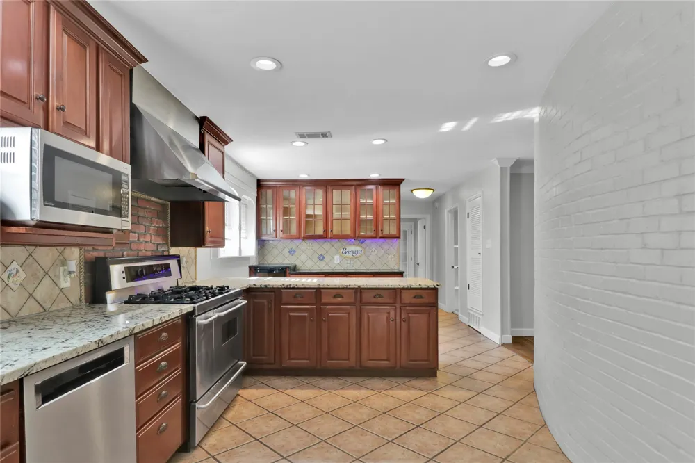 2706 Oak Cliff Lane Arlington, TX 76012