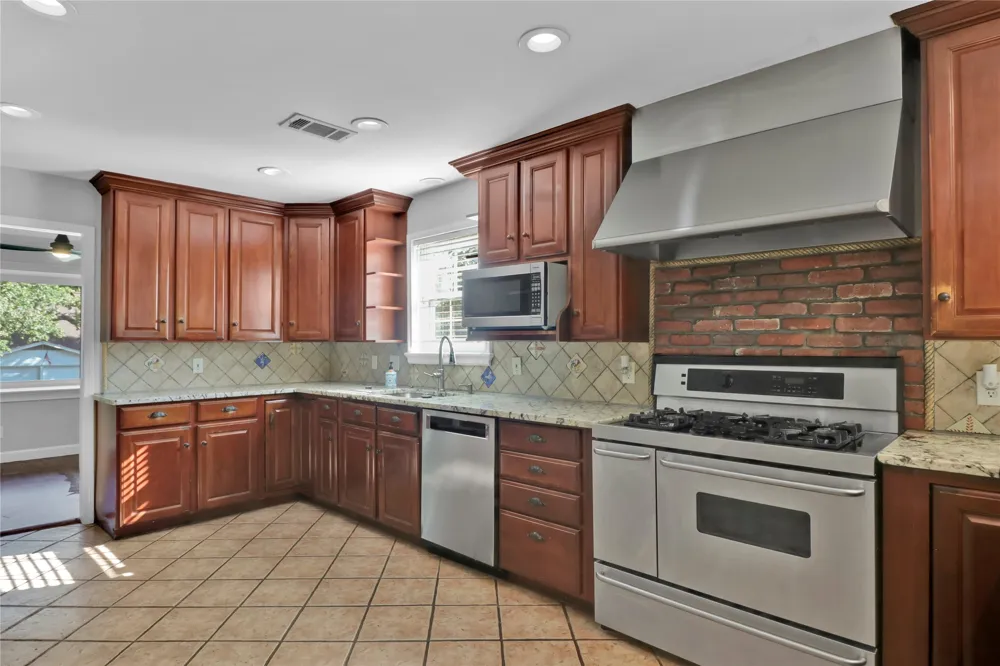 2706 Oak Cliff Lane Arlington, TX 76012