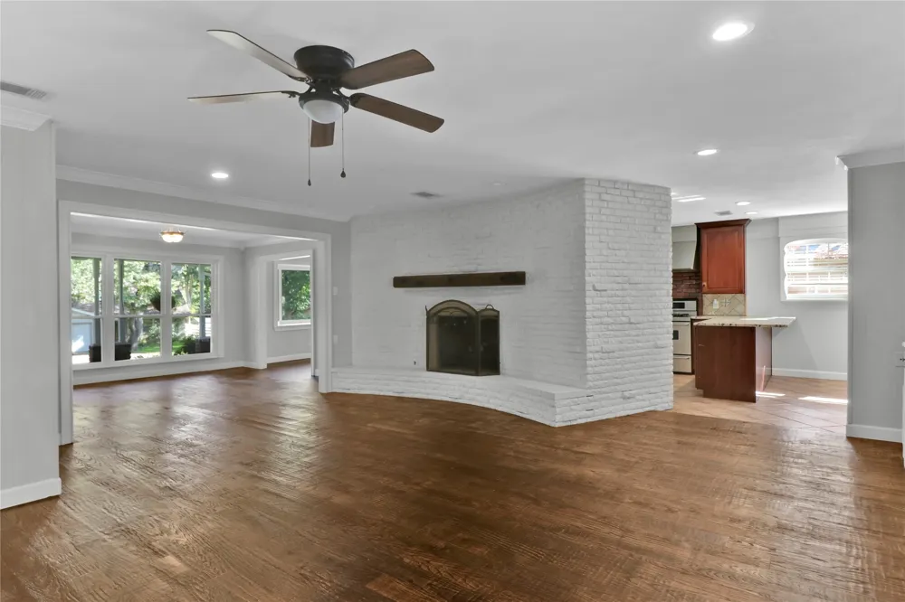 2706 Oak Cliff Lane Arlington, TX 76012
