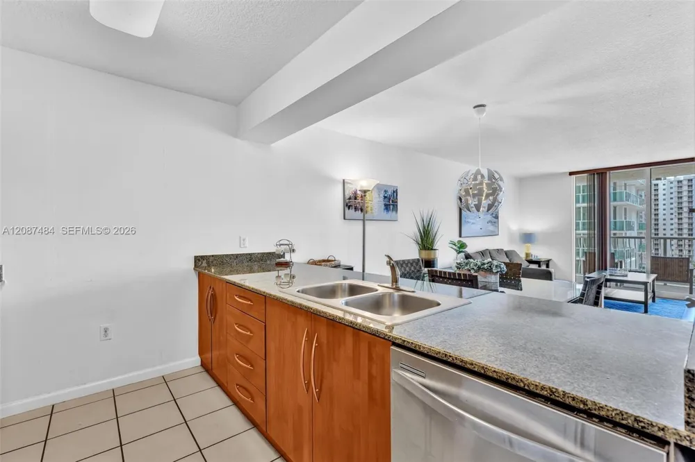 1200 Brickell Bay Dr #2119 Miami, FL 33131