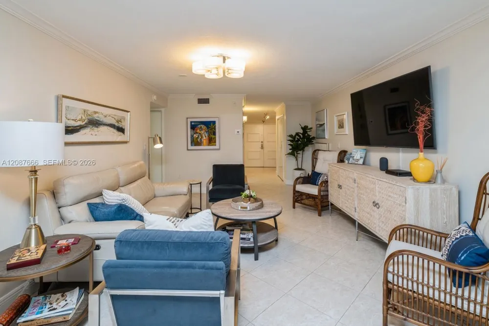 6423 Collins Ave #1201 Miami Beach, FL 33141