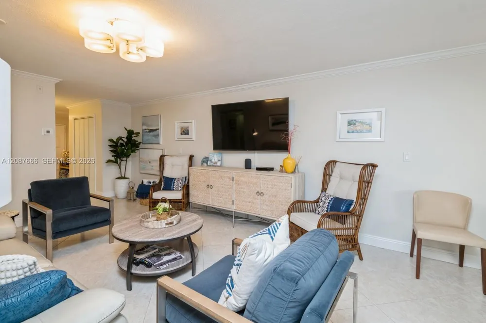 6423 Collins Ave #1201 Miami Beach, FL 33141