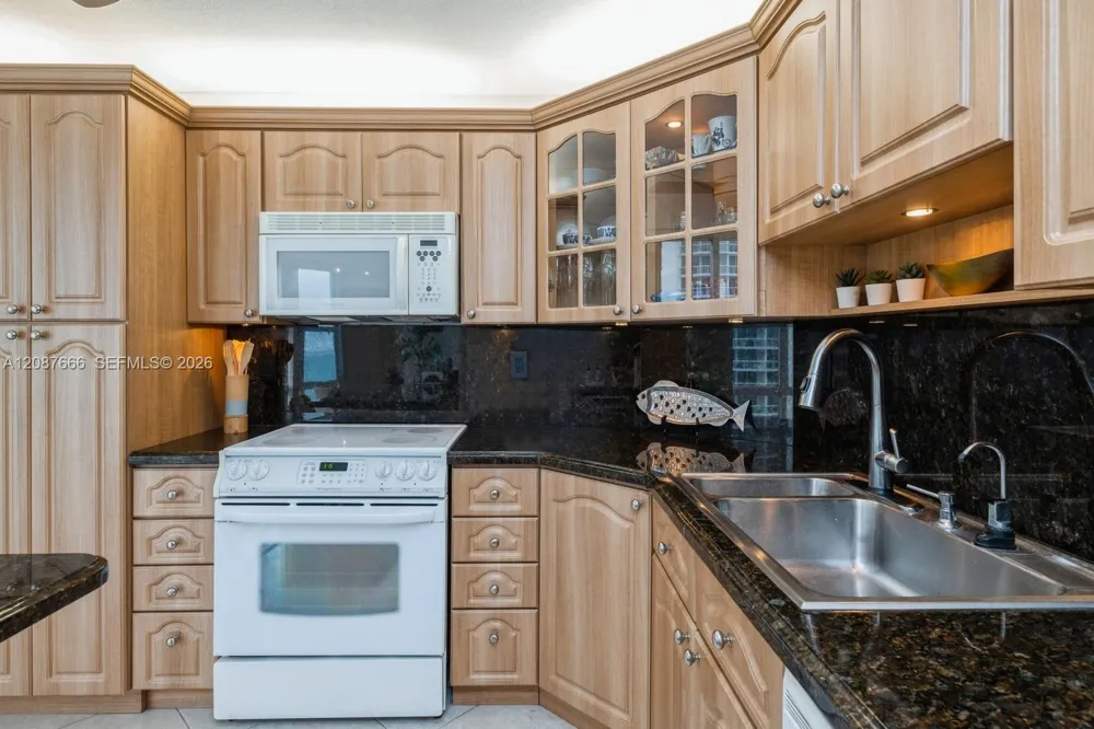 6423 Collins Ave #1201 Miami Beach, FL 33141