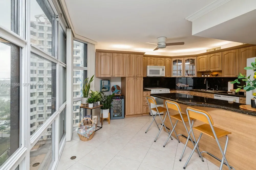 6423 Collins Ave #1201 Miami Beach, FL 33141