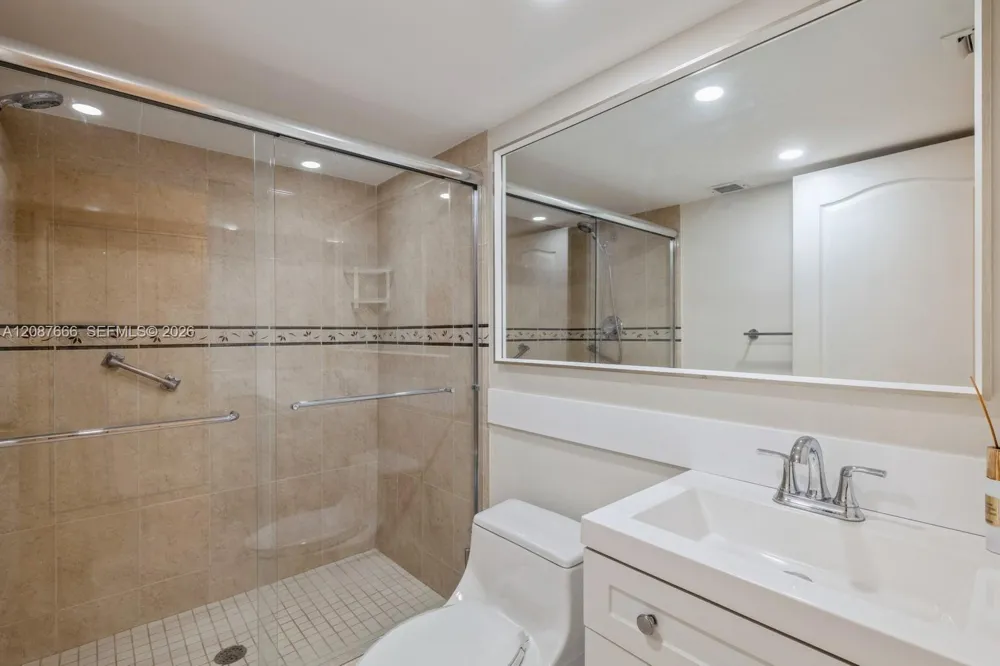 6423 Collins Ave #1201 Miami Beach, FL 33141