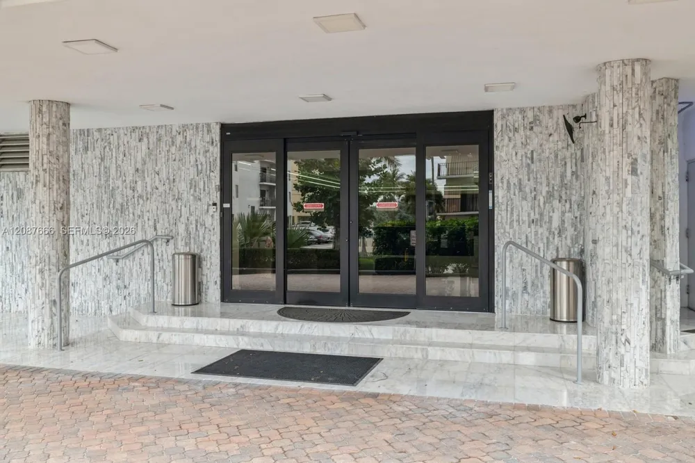 6423 Collins Ave #1201 Miami Beach, FL 33141