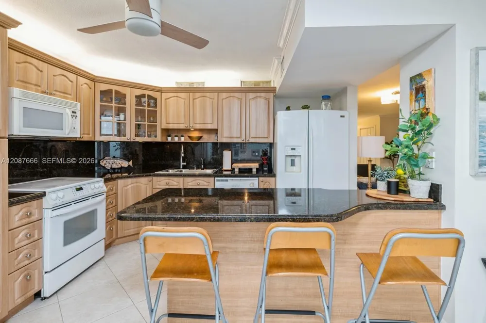 6423 Collins Ave #1201 Miami Beach, FL 33141