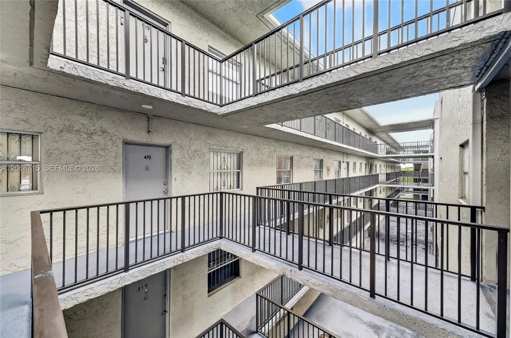 305 W 68th St #419 Hialeah, FL 33014