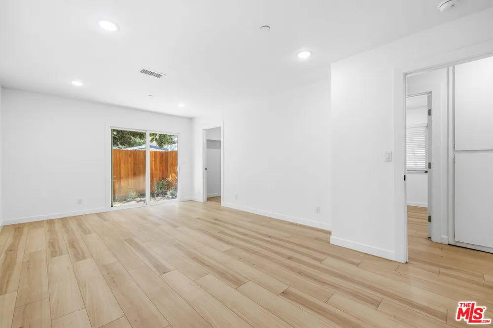 22320 Itasca Street Chatsworth, CA 91311