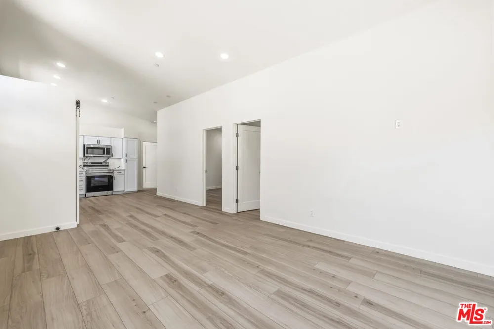 22320 Itasca Street Chatsworth, CA 91311