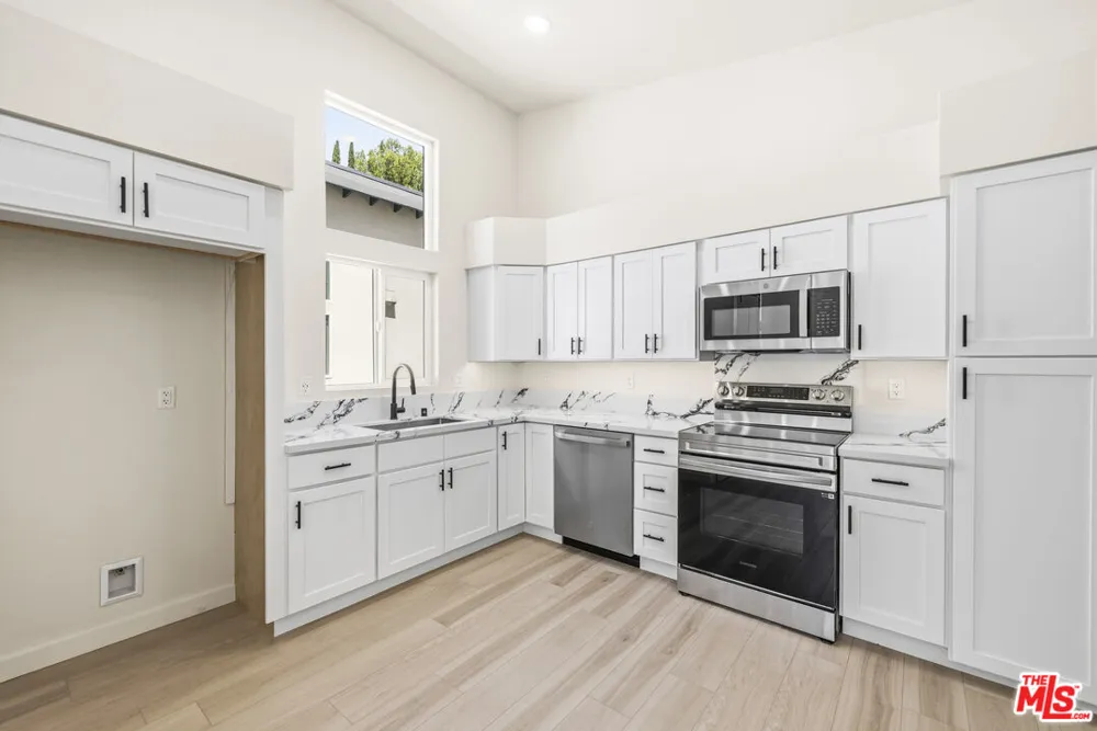 22320 Itasca Street Chatsworth, CA 91311