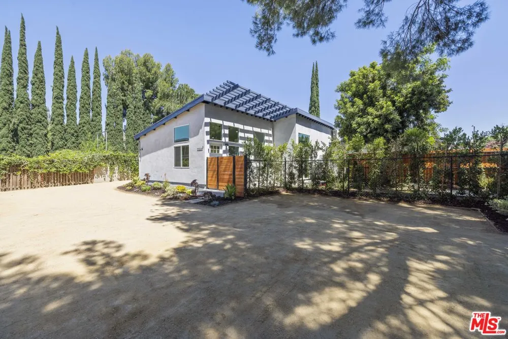 22320 Itasca Street Chatsworth, CA 91311