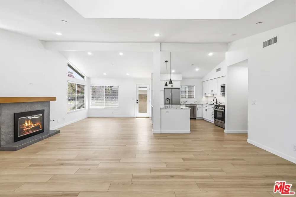 22320 Itasca Street Chatsworth, CA 91311
