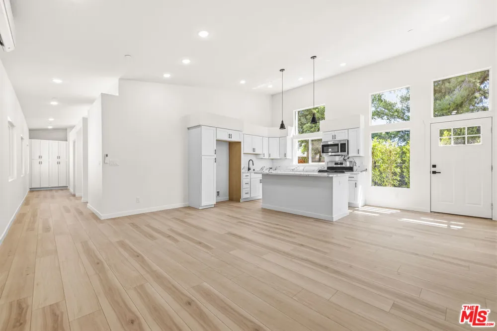 22320 Itasca Street Chatsworth, CA 91311