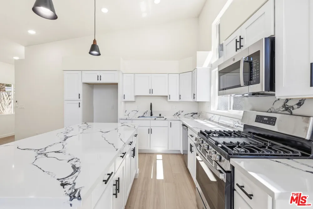 22320 Itasca Street Chatsworth, CA 91311