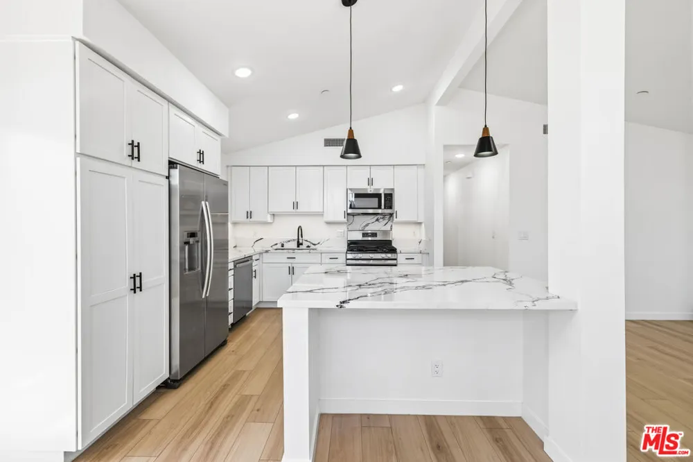 22320 Itasca Street Chatsworth, CA 91311