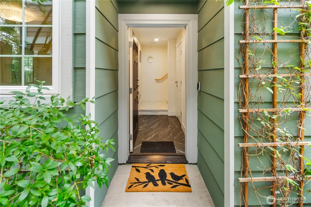 128 B 25th Avenue E Seattle, WA 98112