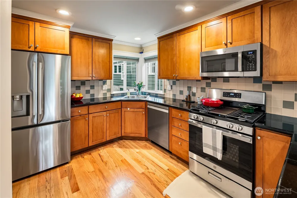 128 B 25th Avenue E Seattle, WA 98112