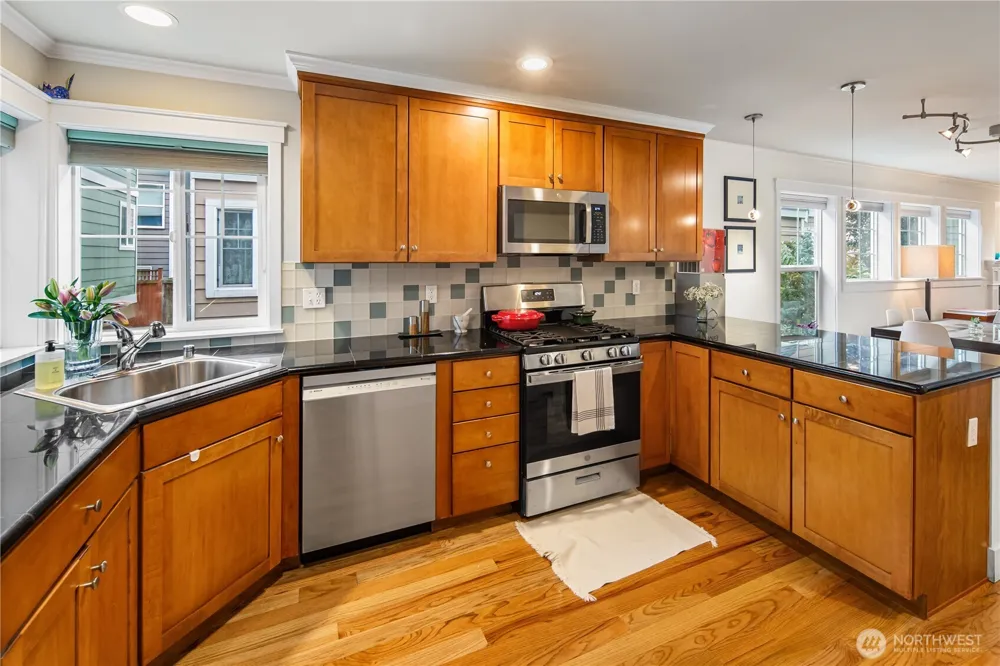128 B 25th Avenue E Seattle, WA 98112