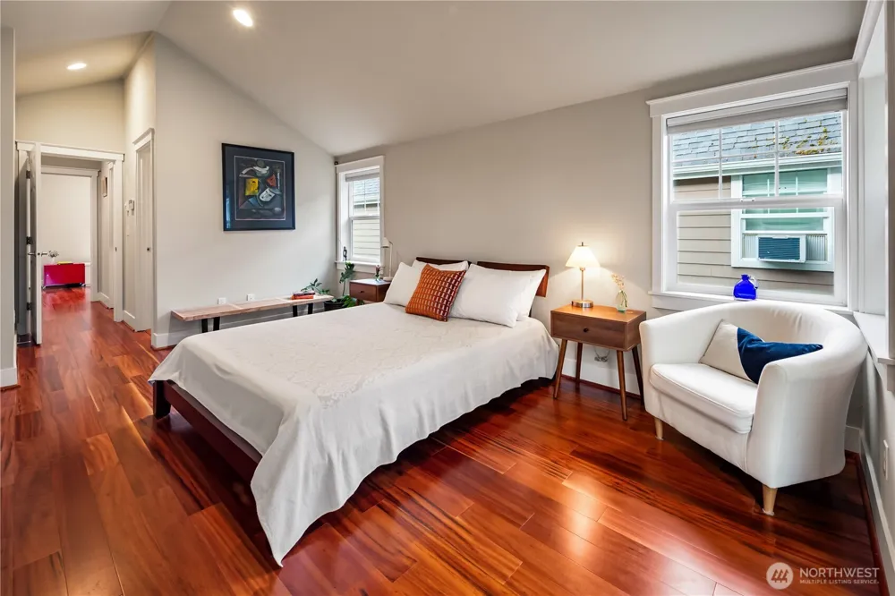128 B 25th Avenue E Seattle, WA 98112