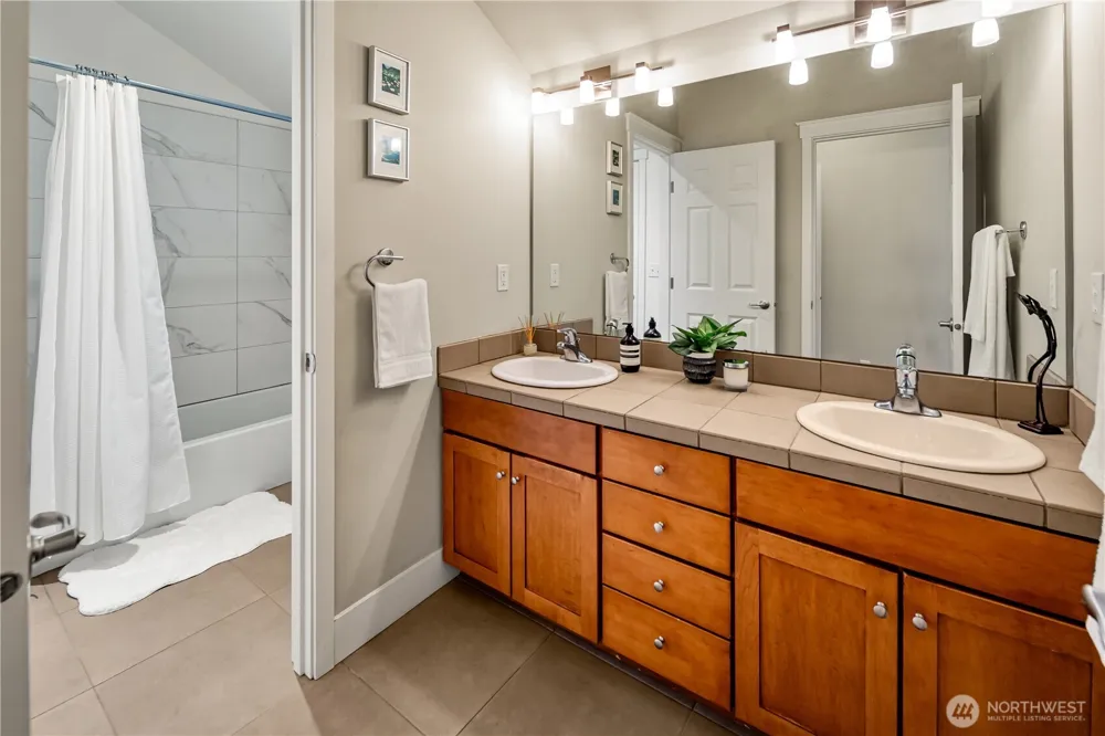 128 B 25th Avenue E Seattle, WA 98112