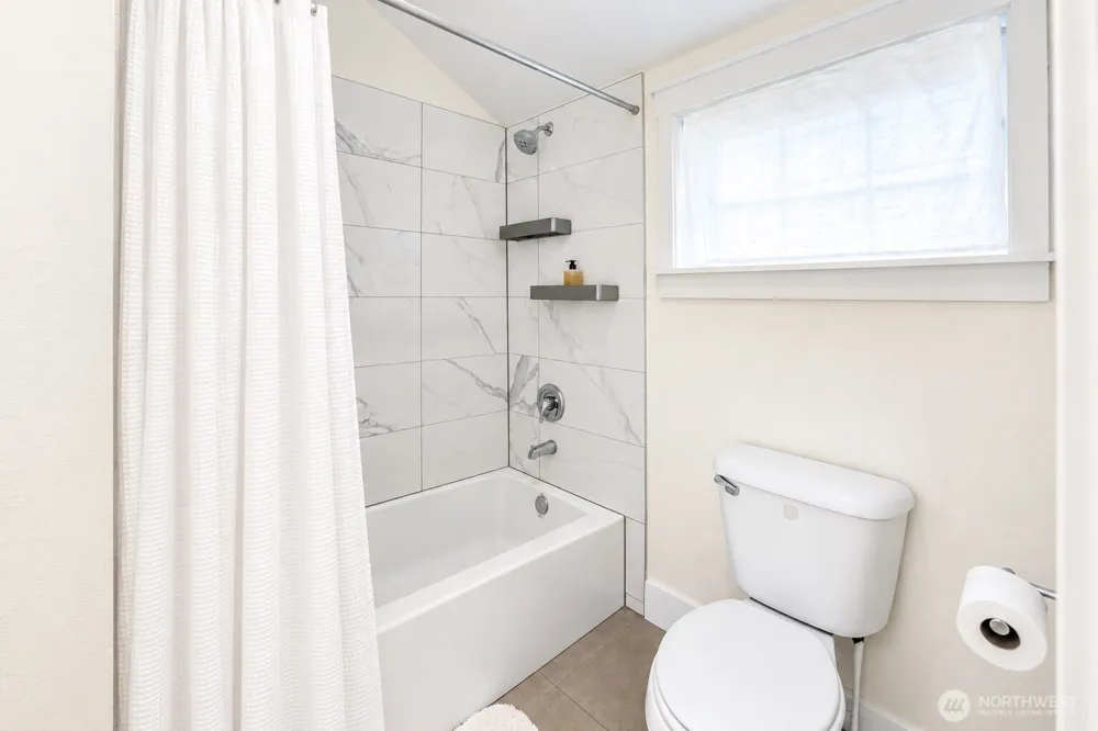 128 B 25th Avenue E Seattle, WA 98112