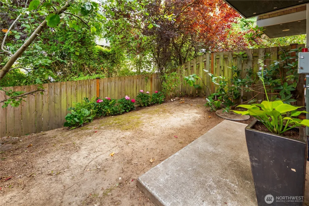 128 B 25th Avenue E Seattle, WA 98112