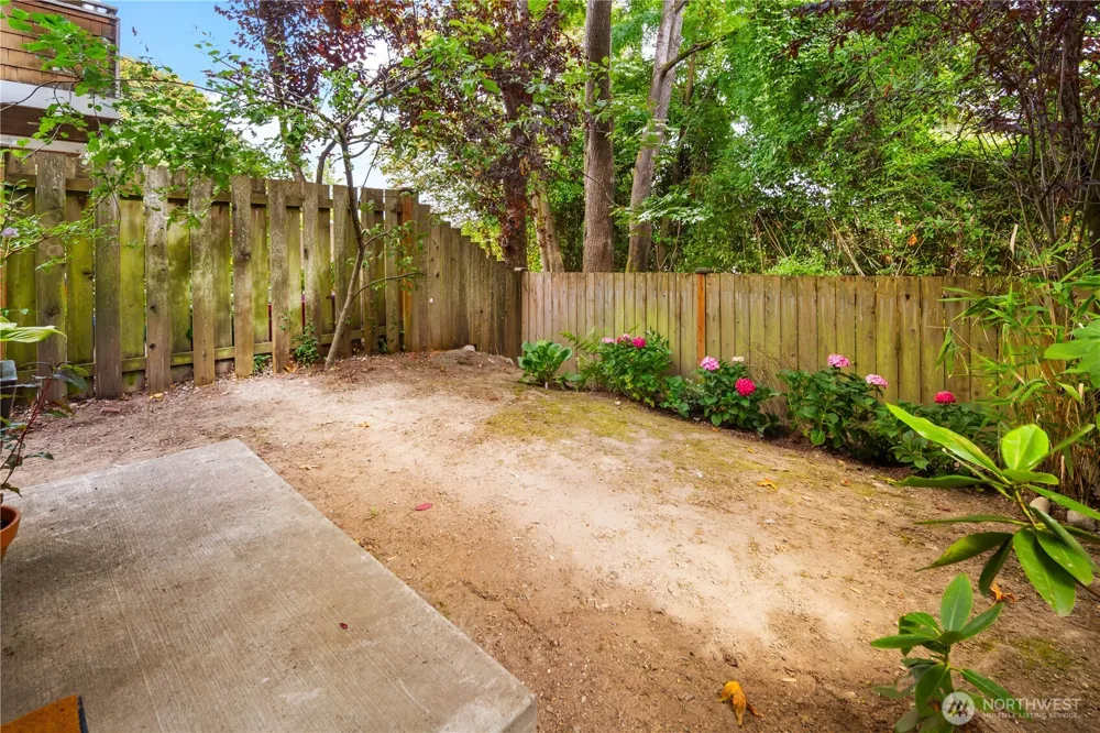 128 B 25th Avenue E Seattle, WA 98112