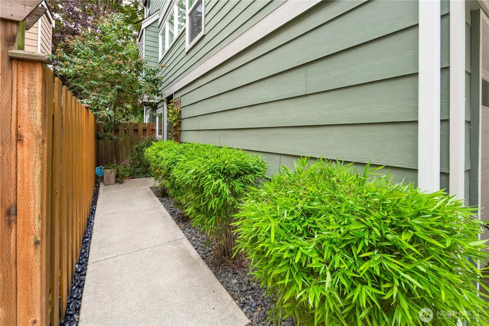 128 B 25th Avenue E Seattle, WA 98112