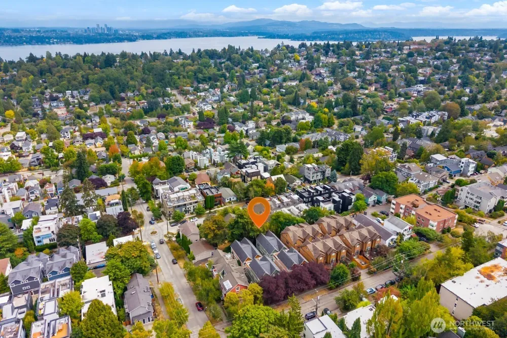 128 B 25th Avenue E Seattle, WA 98112