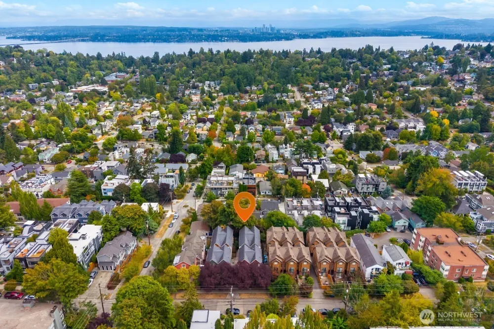 128 B 25th Avenue E Seattle, WA 98112