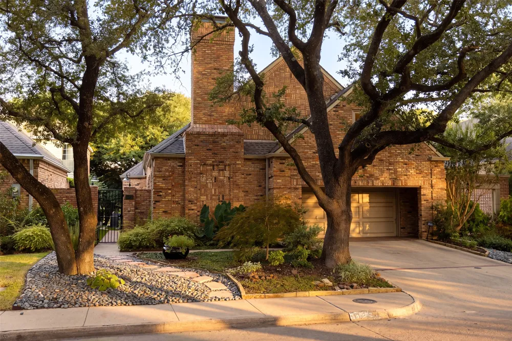13715 Creekside Place Dallas, TX 75240