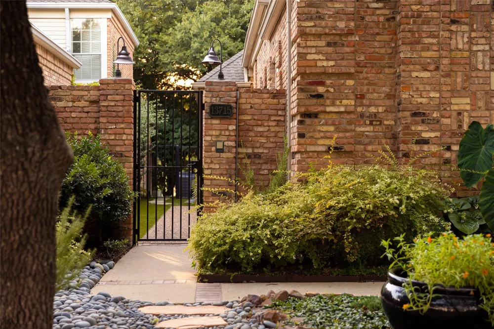13715 Creekside Place Dallas, TX 75240