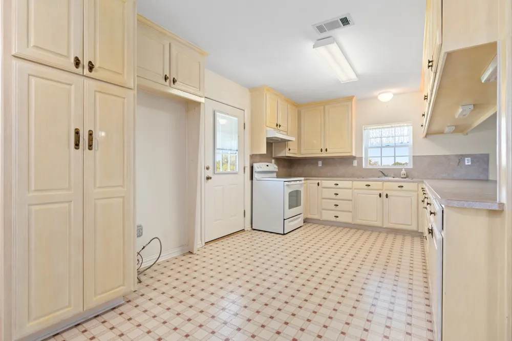 664 Fm 182 Clifton, TX 76634