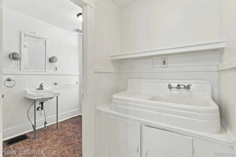 36 W Broadway Street Ecorse City, MI 48229