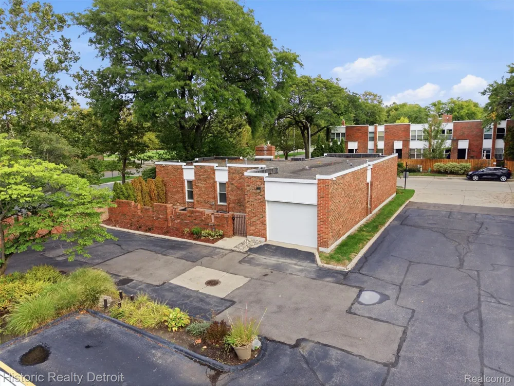 2077 Hyde Park Drive Detroit City, MI 48207