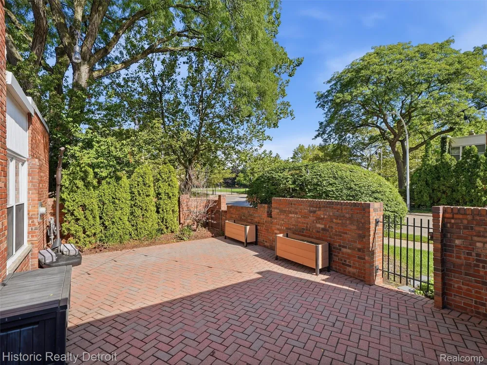 2077 Hyde Park Drive Detroit City, MI 48207