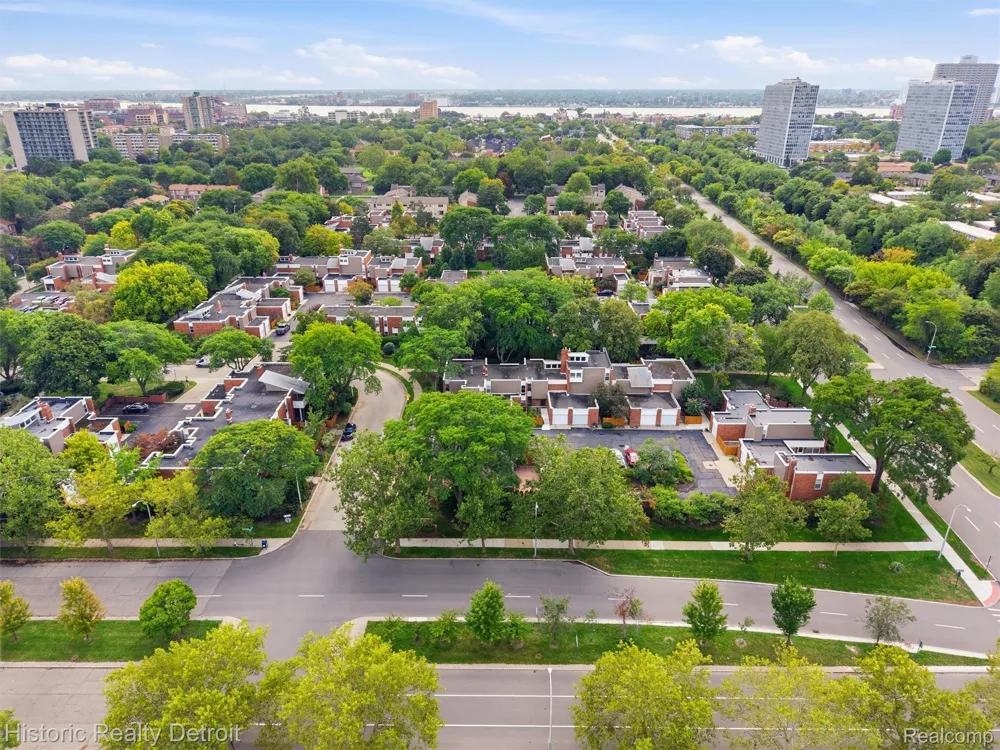 2077 Hyde Park Drive Detroit City, MI 48207