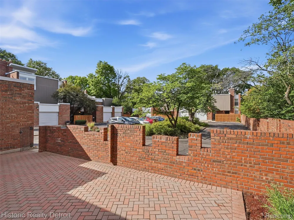 2077 Hyde Park Drive Detroit City, MI 48207