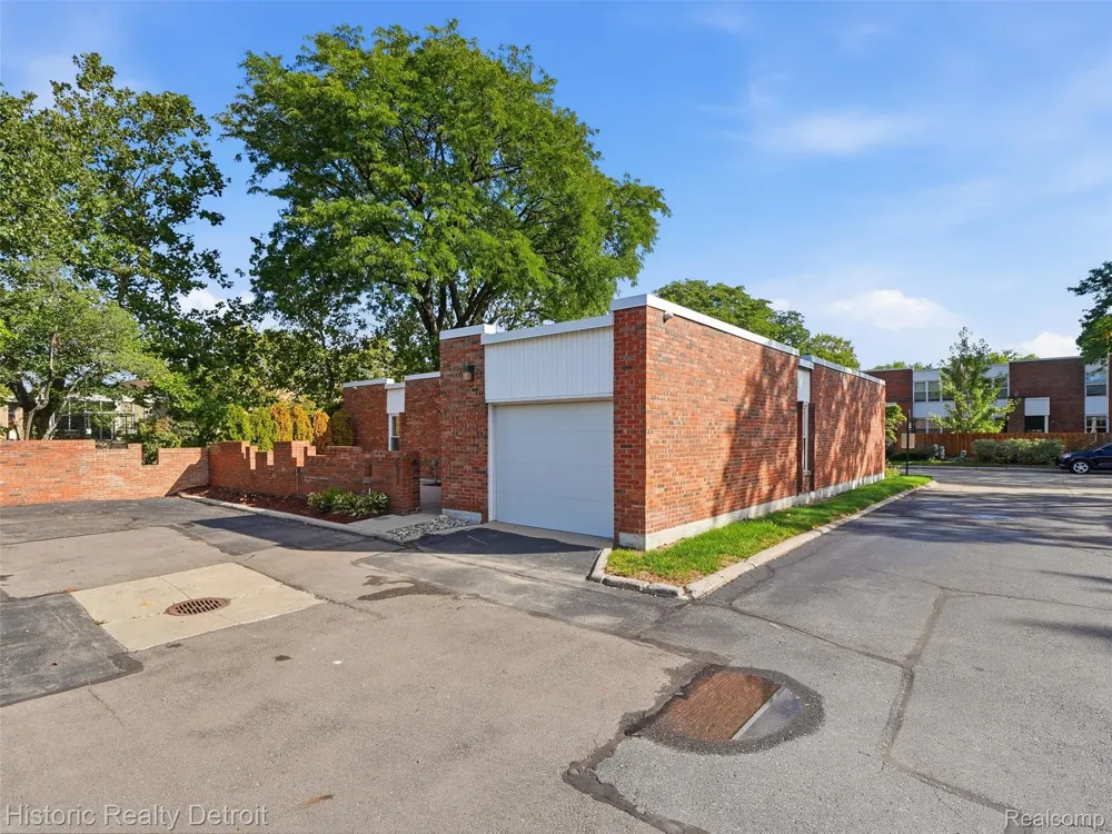 2077 Hyde Park Drive Detroit City, MI 48207