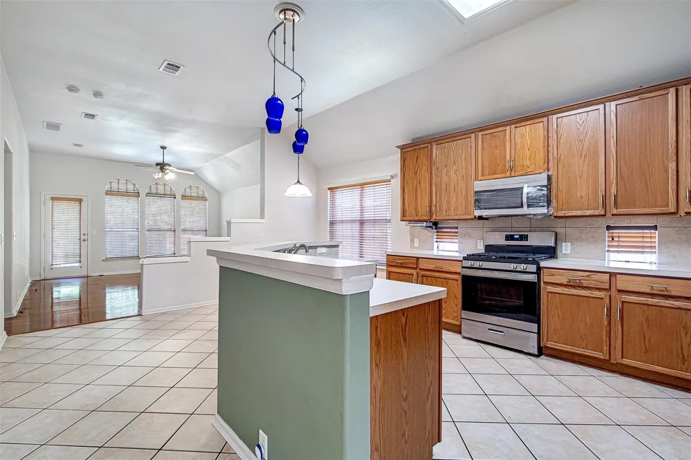 635 Blue Sky Drive Arlington, TX 76002