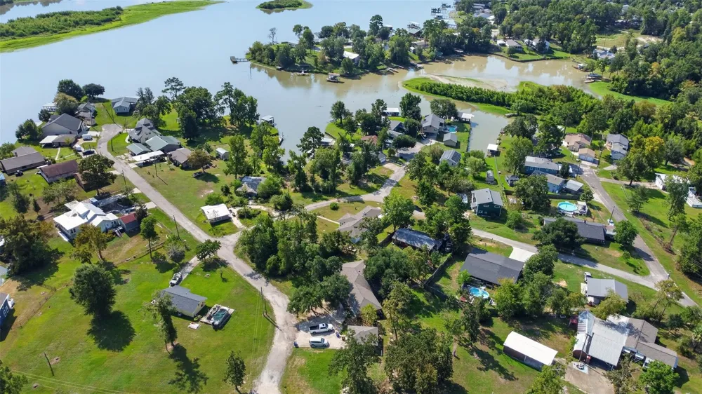 165 Pecan Cove Lane Onalaska, TX 77360