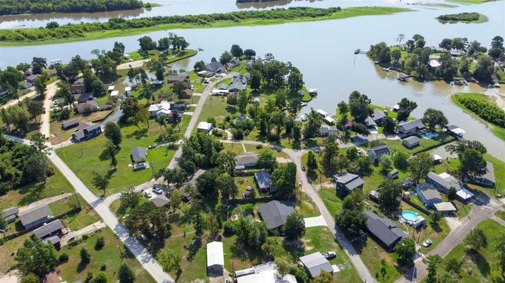 165 Pecan Cove Lane Onalaska, TX 77360
