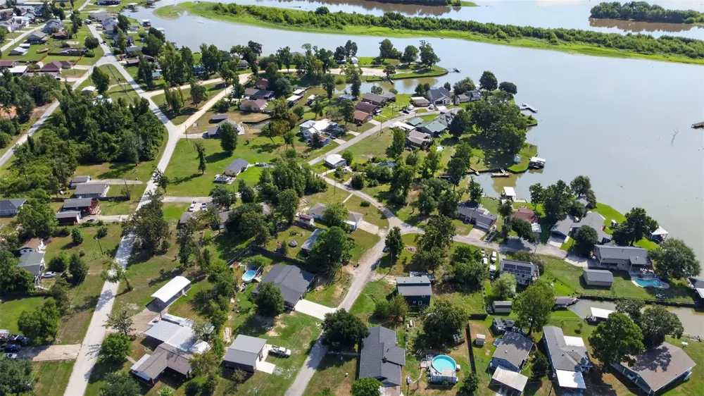 165 Pecan Cove Lane Onalaska, TX 77360