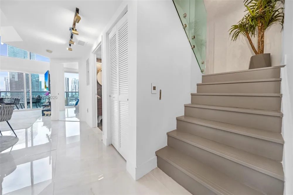 41 SE 5th St #1407 Miami, FL 33131