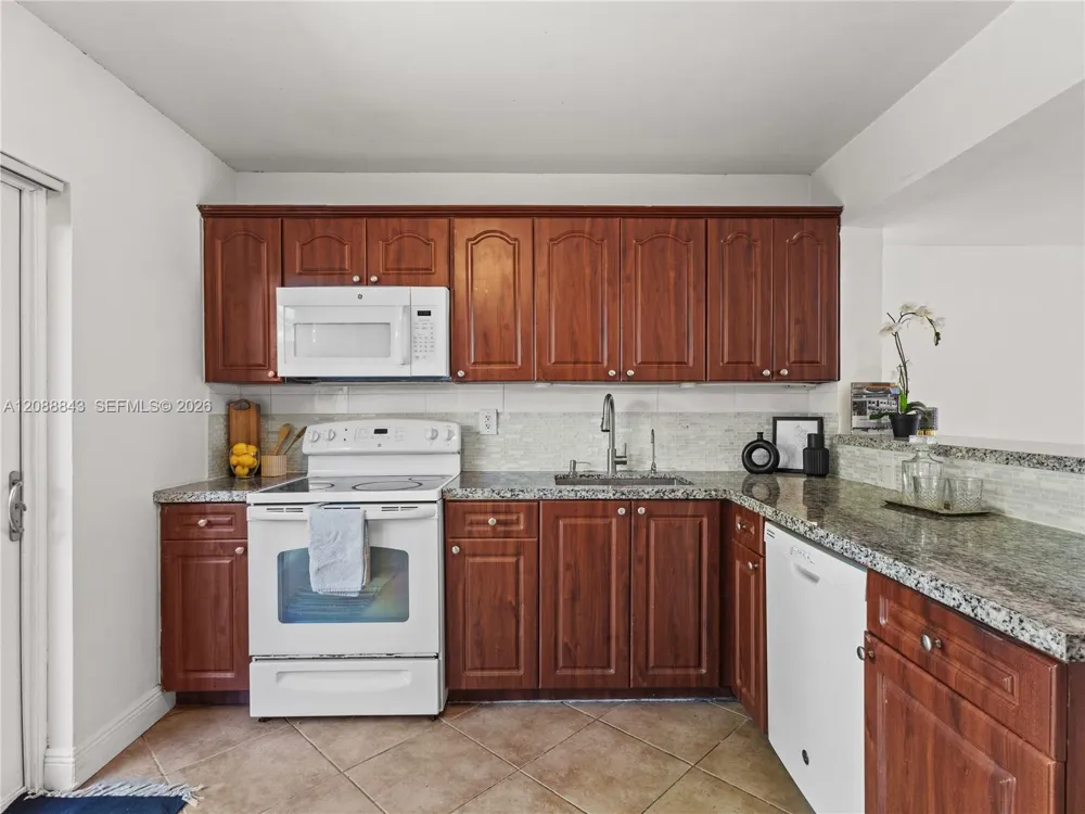 560 NW 82nd Pl #306 Miami, FL 33126