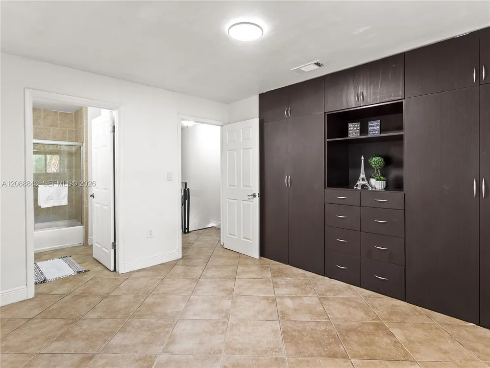 560 NW 82nd Pl #306 Miami, FL 33126